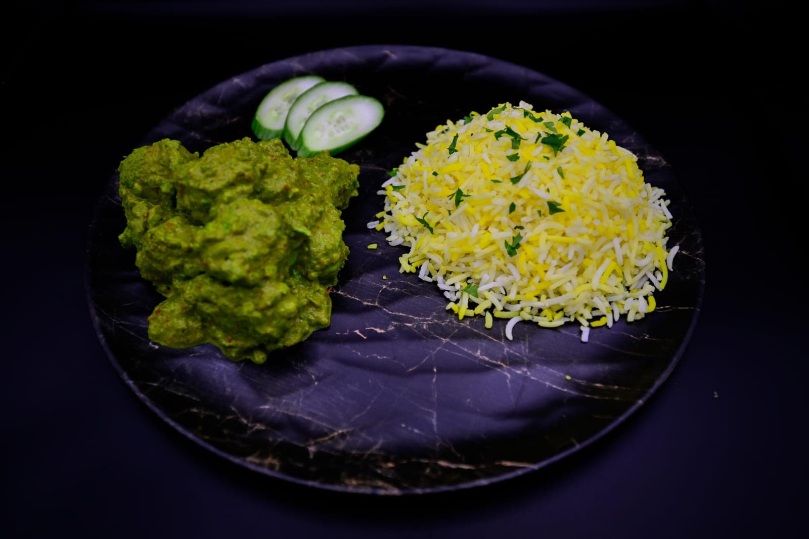 دجاج الزبدة الأخضر مع أرز بسمتي