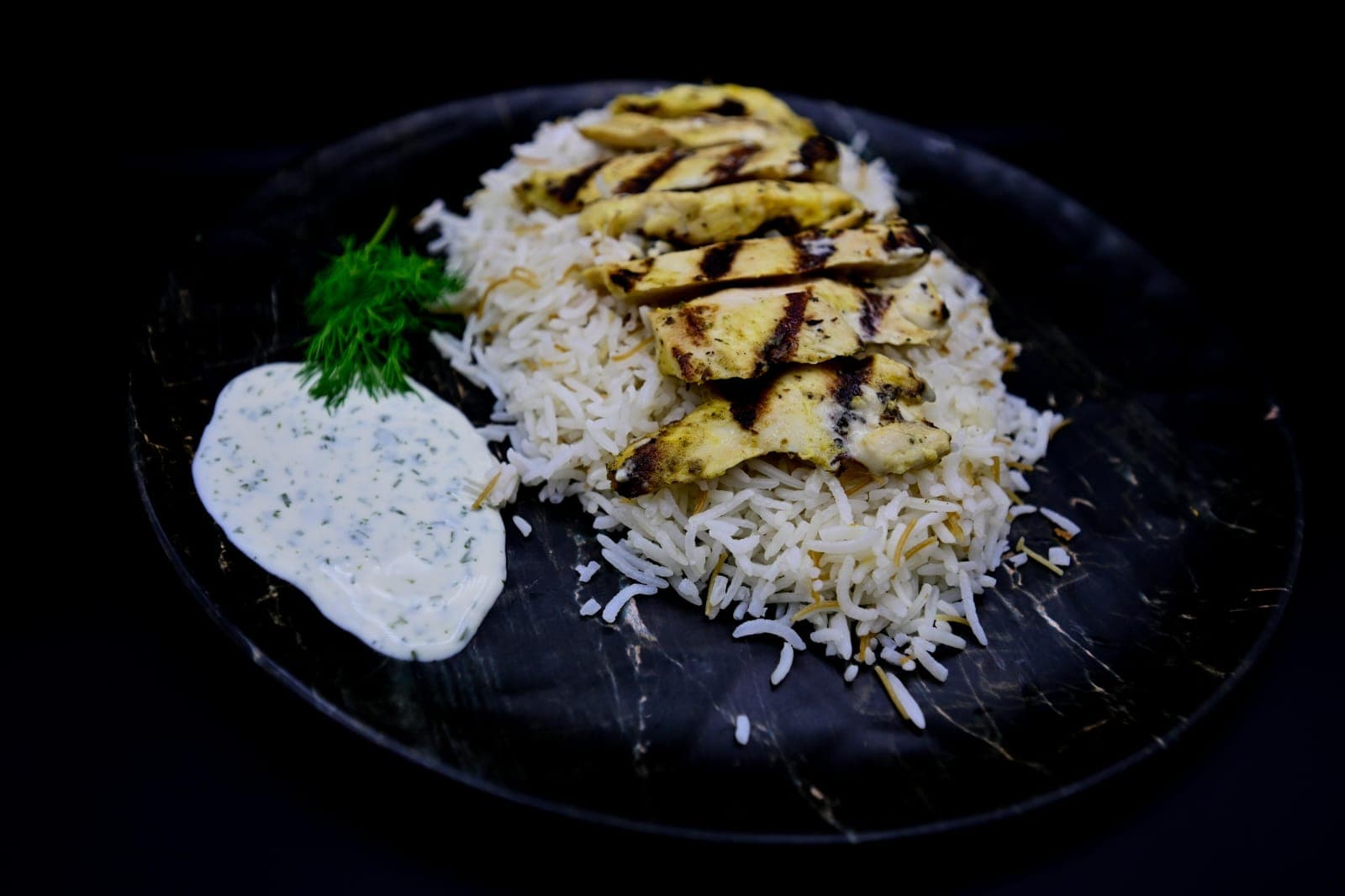 دجاج مشوي بالأعشاب مع أرز الزهرة